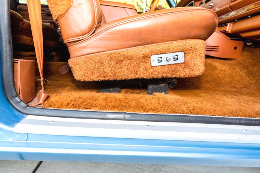 Детали интерьера Jeep Grand Wagoneer LS1 V8 1984 года  (фото 61 из 179)